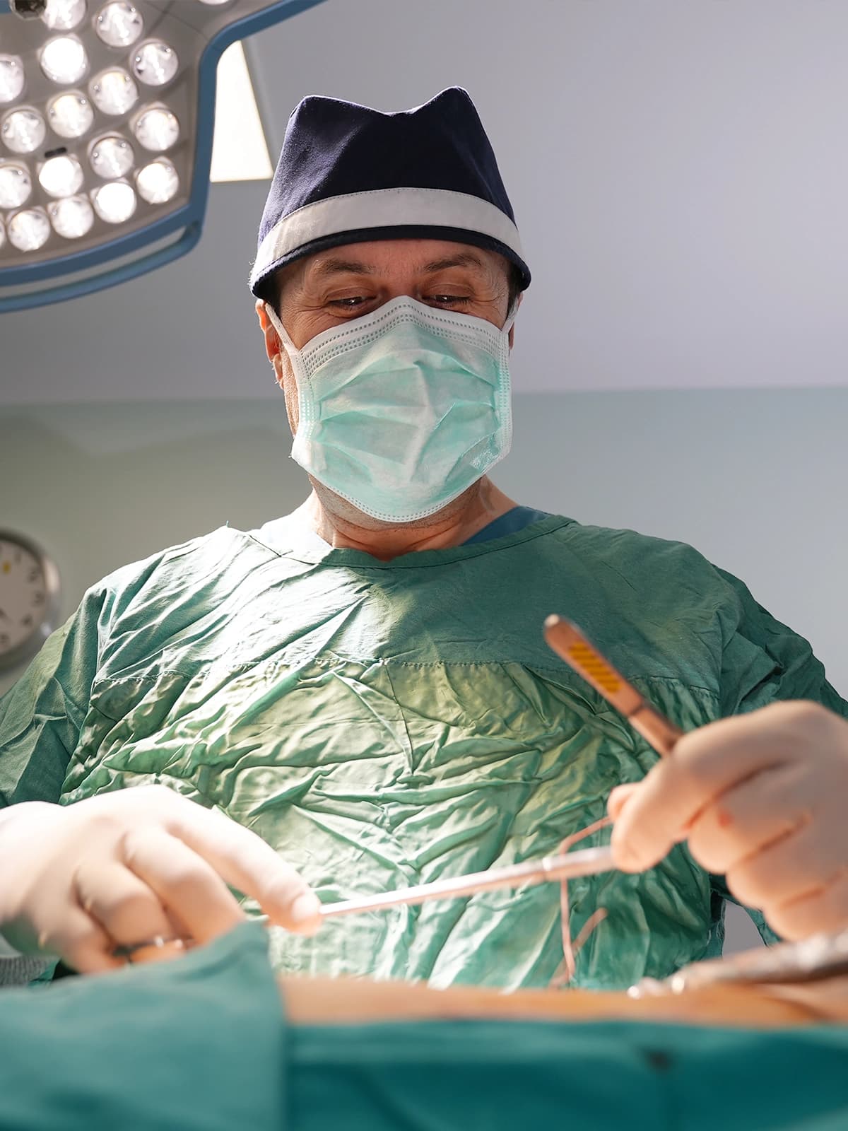 Doç. Dr. Hasan Abuoğlu laparoskopik bariatrik cerrahi ameliyatı sırasında